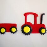 Traktor s vlečkou červený