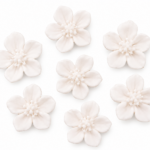 Cukrové kvietky biele 2 cm – 7 ks